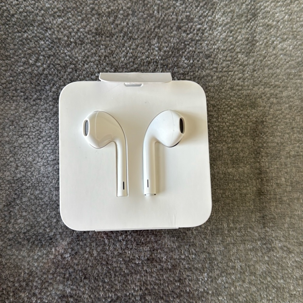 iPhone/ Ipad EarPods Headphones - with wire - Lightening Cable!